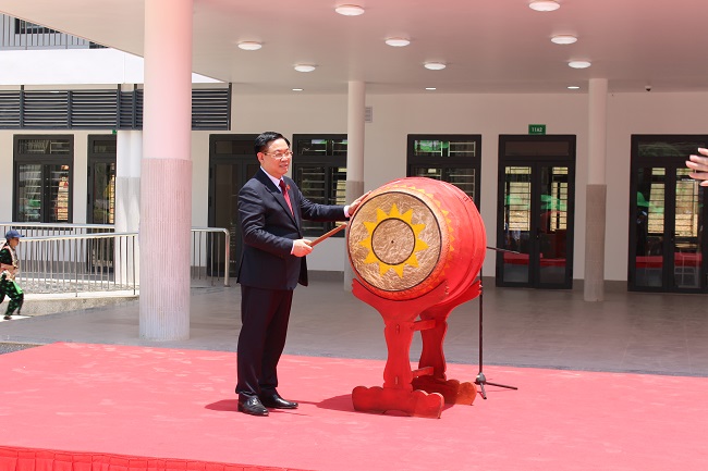 Chủ tịch quốc Hội Vương Đình Huệ đánh trống khai giảng tại trường PTTH Kỳ Sơn