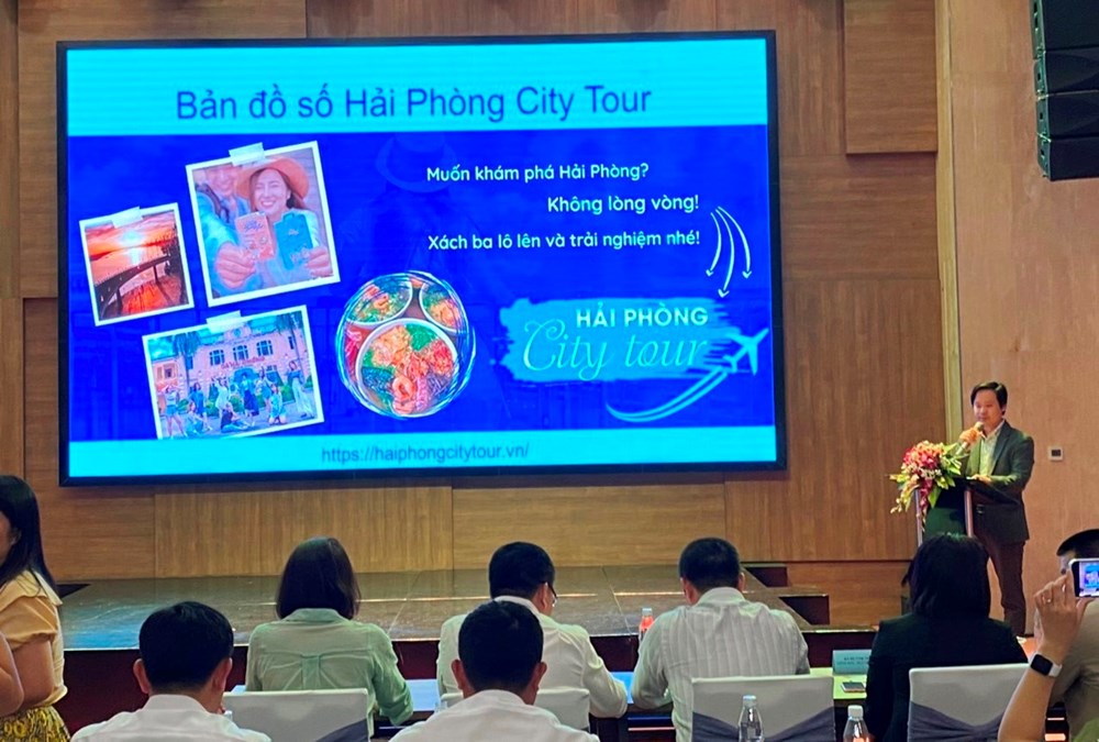 Ông Lê Quý Tuấn, Giám đốc Trung tâm chuyển đổi số công ty cổ phần công nghệ HINET Việt Nam giới thiệu ứng dụng bản đồ số Hải Phòng City Tour