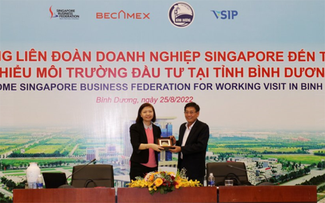 Photo: Ms. Tan Sock Joo - ASEAN Regional Director, Singapore Business Federation presented a souvenir to Mr. Mai Hung Dung - Standing Vice Chairman of Binh Duong Provincial People's Committee.