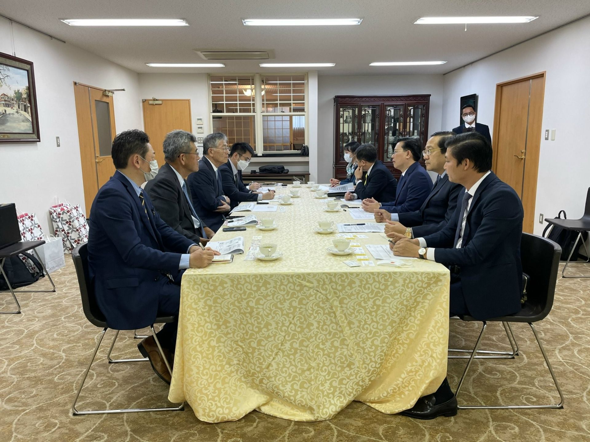 Mr Nguyen Thanh Hai, head of the Long An province's mission in Japan, spoke at the meeting with Sumitomo Forestry Group executives