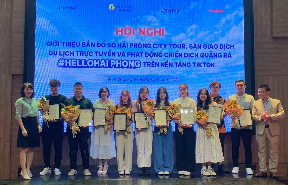 Lãnh đạo Sở Du lịch Hải Phòng và TikTok Việt Nam trao Giấy chứng nhận cho các KOL tham gia chiến dịch