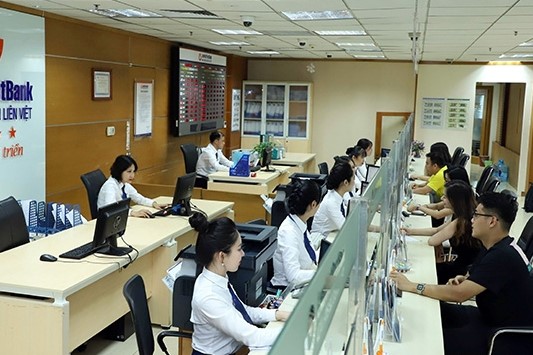 Khách hàng giao dịch tại Chi nhánh Ngân hàng LienViet Post Bank Hòa Bình.