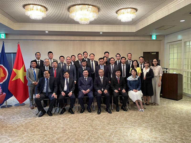 Đoàn công tác của tỉnh Long An chụp ảnh lưu niệm với Đại sứ Đặc mệnh toàn quyền Việt Nam tại Nhật Bản và các nhân viên của Đại sứ quán.