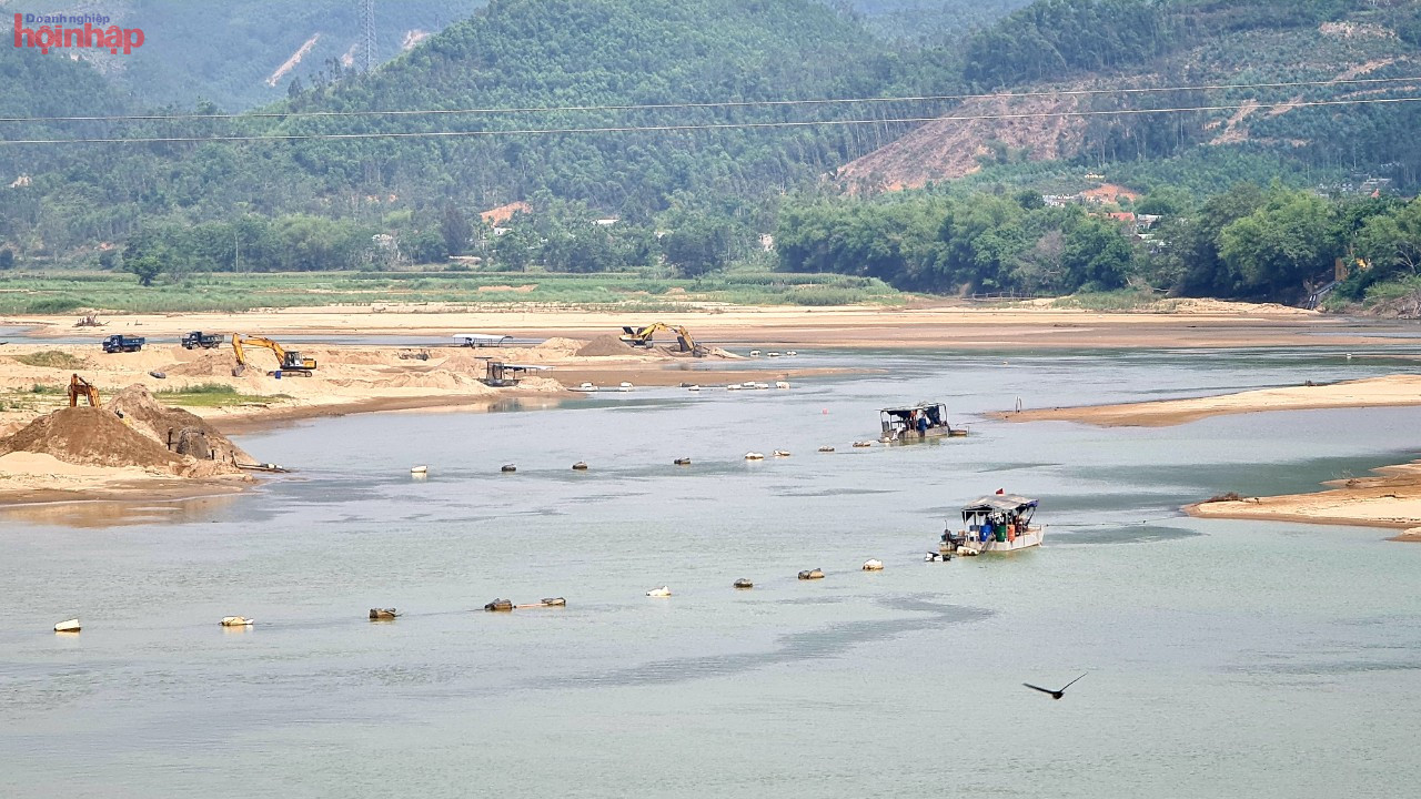 Trước đó, Chủ tịch UBND tỉnh Quảng Nam  Lê Trí Thanh cũng có yêu cầu không giải quyết việc gia hạn, cấp lại Giấy phép khai thác khoáng sản cát, sỏi lòng sông Vu Gia, Thu Bồn