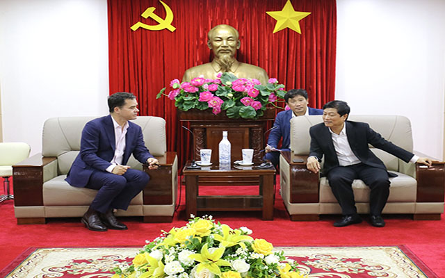 Chủ tịch UBND tỉnh Võ Văn Minh (bìa phải) tiếp ông Jamie McClurg - Chủ tịch Hội đồng quản trị Công ty Commercial & General