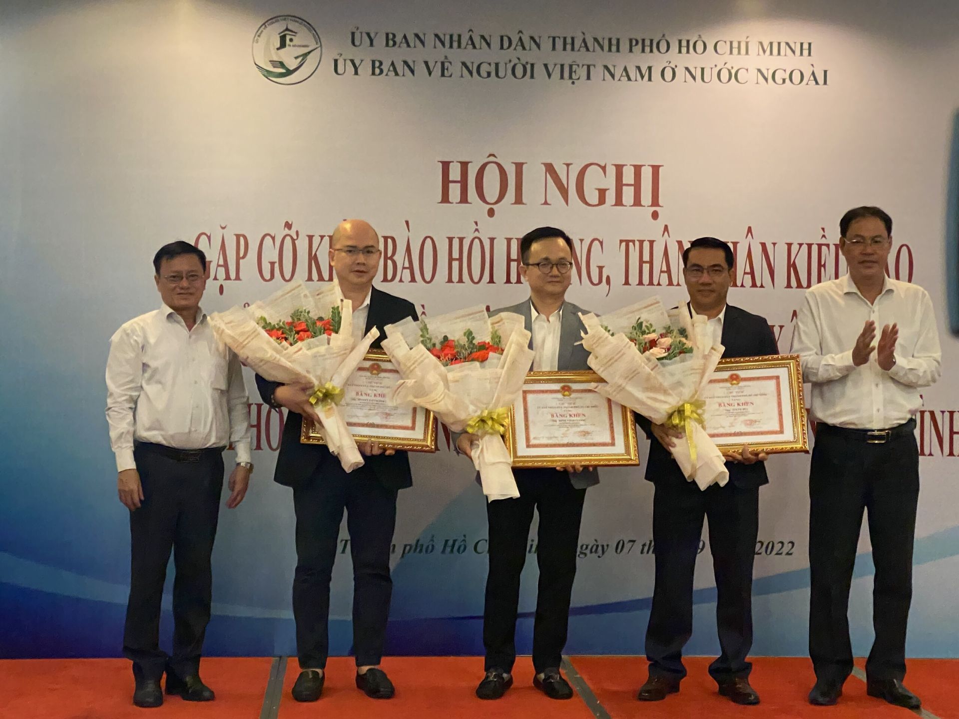 Đại diện các kiều bào nhận Bằng khen của UBND Thành phố Hồ Chí Minh về thành tích xuất sắc trong công tác phòng chống dịch COVID-19