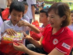 Quỹ từ thiện Hành trình xanh tặng 250 suất quà cho trẻ em tại xã Suối Hoa