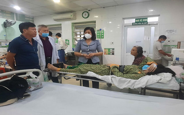 Lãnh đạo TP.Thuận An đến thăm hỏi, động viên tinh thần các nạn nhân đang cấp cứu tại Bệnh viện An Phú.