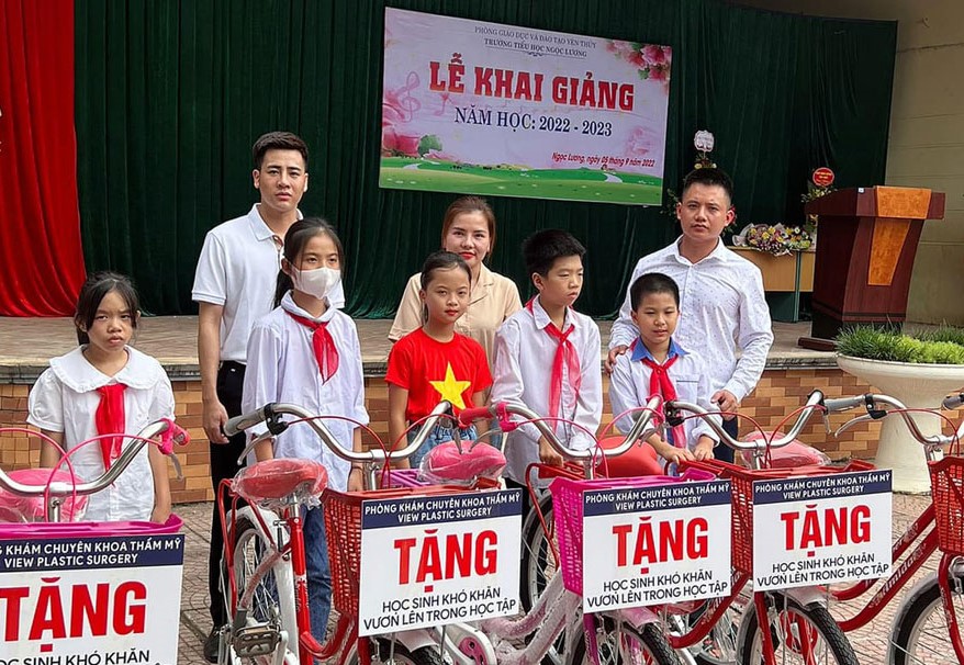 Đơn vị từ thiện tặng quà cho học sinh nghèo tại xã Ngọc Lương (Yên Thủy).