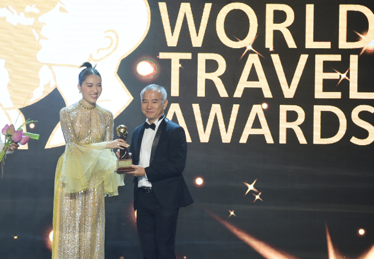 Ông Nguyễn Bá Luân – Tổng Giám đốc TNH Hotels & Resorts tại Lễ trao giải WTA 2022