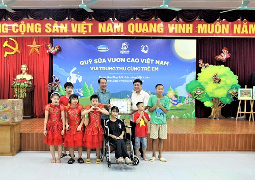 Ông Nguyễn Kim Cam – Giám đốc Trung tâm Phục hồi chức năng Việt-Hàn nhận món quà trung thu từ Đại diện Quỹ bảo trợ trẻ em Việt Nam