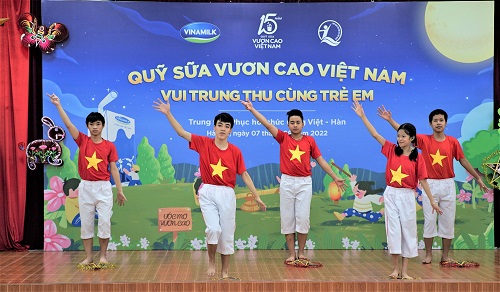 Với sự hướng dẫn tận tình của cô giáo, các em tại Trung tâm phục hồi chức năng Việt-Hàn đã có màn trình diễn văn nghệ rất tự tin.