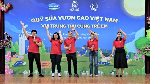 Thay cho lời chúc mừng trung thu, các nhân viên Vinamilk tại Hà Nội cũng đã gửi tặng các em một tiết mục sôi động
