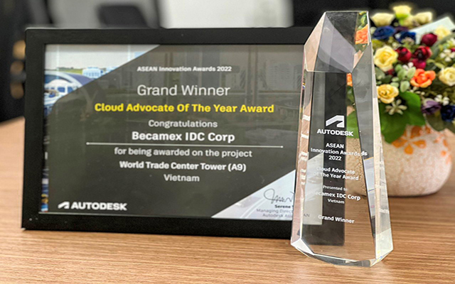 Cúp và giấy chứng nhận giải thưởng Cloud Advocate of the Year của Dự án tòa nhà World Trade Center Tower (A9)