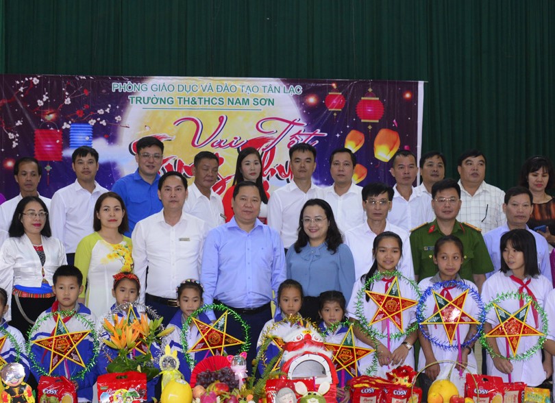 Đồng chí Bí thư Tỉnh ủy Hòa Bình và lãnh đạo các các sở, ngành, huyện Tân Lạc tặng quà cho trẻ em xã Vân Sơn.