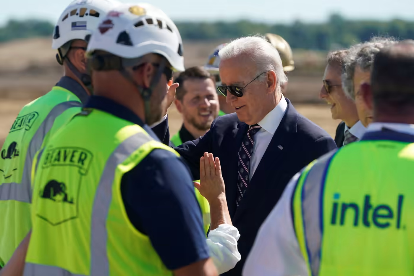 Tổng thống Mỹ Joe Biden tham dự lễ khởi công cơ sở sản xuất chất bán dẫn mới của Intel ở Ohio. © Reuters