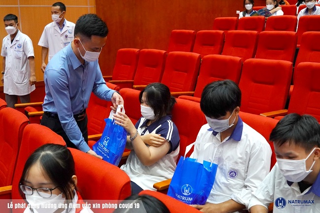 Phó chủ tịch Natrumax - Ông Nguyễn Bá Hà trao tặng phần quà cho các em học sinh
