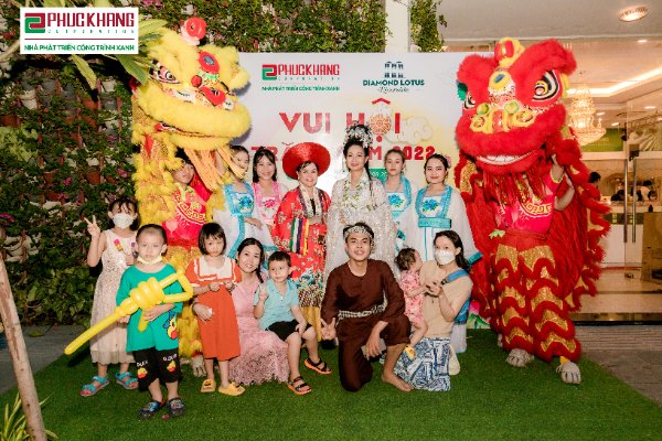 Tiết mục múa Lân trong chương trình “Vui hội Trăng rằm 2022” mang đến trải nghiệm thích thú cho các bé thiếu nhi và gia đình cư dân tại Diamond Lotus Riverside (49C Lê Quang Kim, Phường 8, Quận 8, TP.HCM)