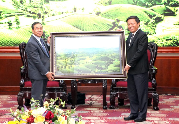 A painting of Long Coc tea hill was presented to the Lao Ambassador to Vietnam by the Vice Chairman of the Phu Tho Provincial People's Committee.
