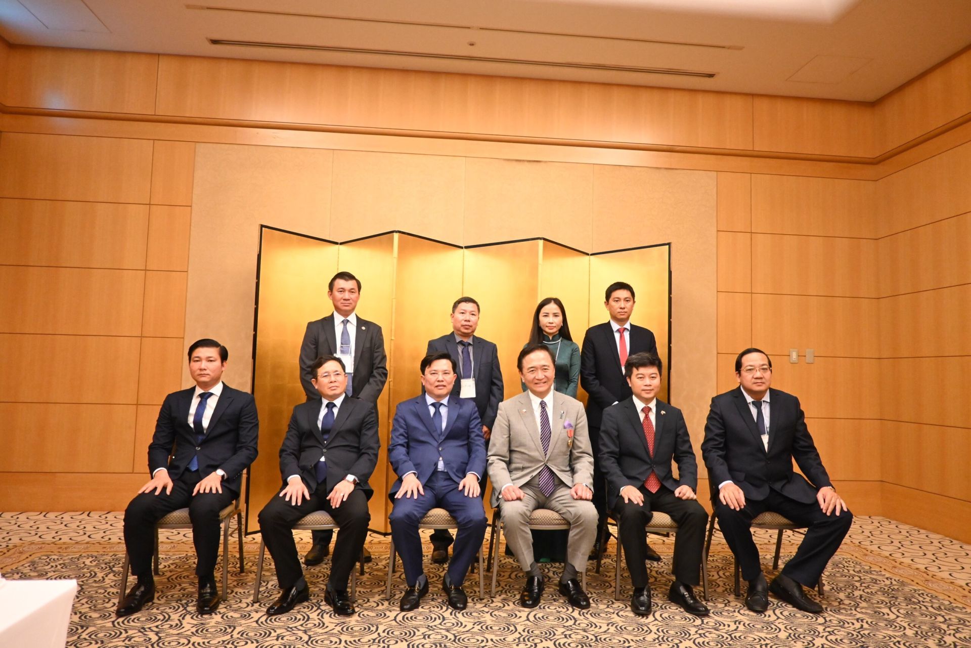 The Long An province delegation posed for photos with the Governor of Kaganawa province