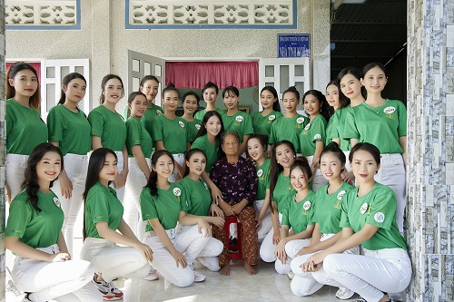 Các thí sinh thăm mẹ Việt Nam anh hùng