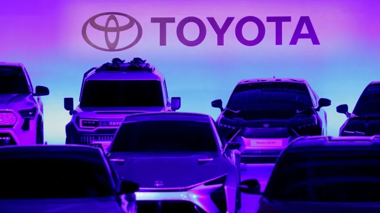 Xe ô tô của Toyota Motor Corporation được nhìn thấy tại một cuộc họp báo về chiến lược của công ty đối với xe điện chạy bằng pin ở Tokyo, Nhật Bản vào ngày 14 tháng 12 năm 2021.