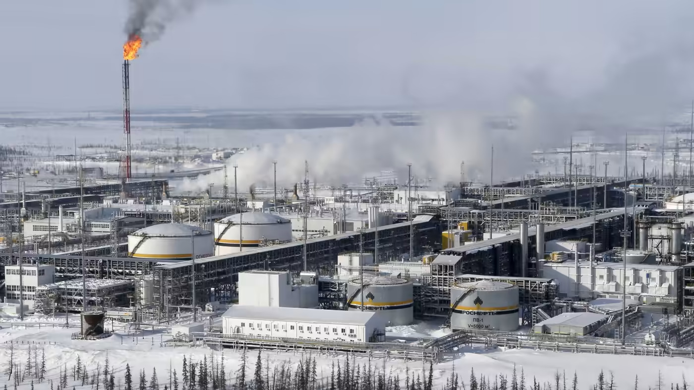 Một nhà máy lọc dầu của Rosneft ở Nga. Công ty quốc doanh sẽ phát hành trái phiếu bằng đồng nhân dân tệ. © Reuters