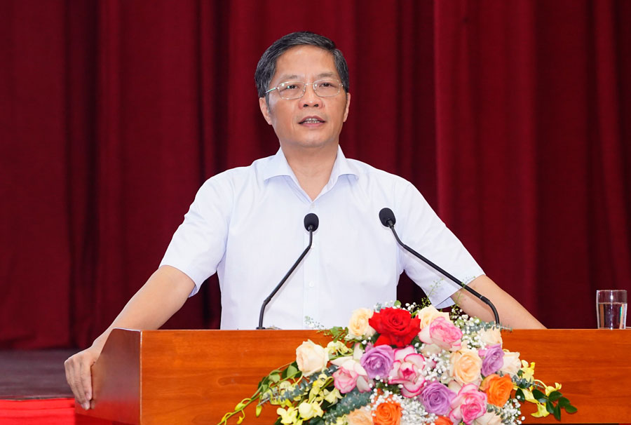 Đồng chí Trần Tuấn Anh, Ủy viên Bộ Chính trị, Trưởng Ban Kinh tế Trung ương phát biểu tại Hội nghị.