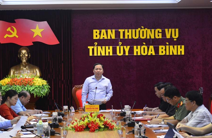 Bí thư Tỉnh ủy, Trưởng Ban Chỉ đạo phòng, chống tham nhũng, tiêu cực tỉnh Hòa Bình Nguyễn Phi Long chủ trì cuộc họp.