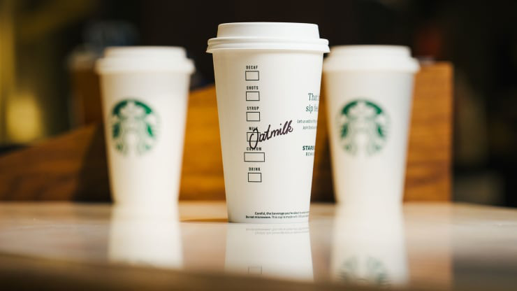 Sản phẩm sữa yến mạch đựng trong cốc giấy Starbucks
