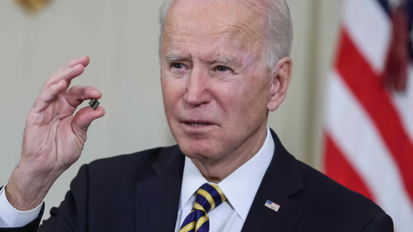 Tổng thống Mỹ Joe Biden cầm trên tay một bộ vi mạch khi ông phát biểu trước khi ký lệnh điều hành vào tháng 2 năm 2021 nhằm giải quyết tình trạng thiếu chất bán dẫn. Ảnh: Reuters