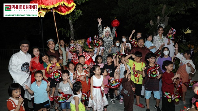 Photo: Mid-Autumn Festival activities with interesting dance performances, lantern procession for the children of residents and employees.