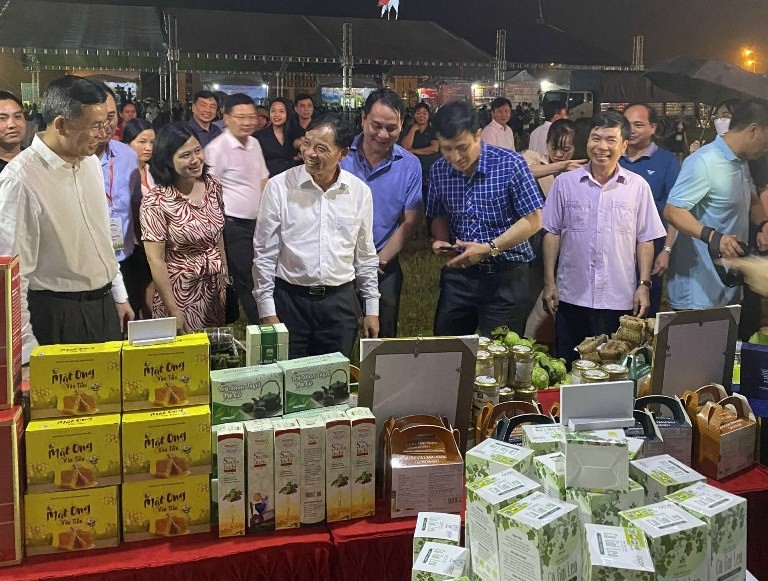 OCOP Hoa Binh items were on display and introduced during the OCOP Vietnam Fruit and Product Festival 2022 at Son La.