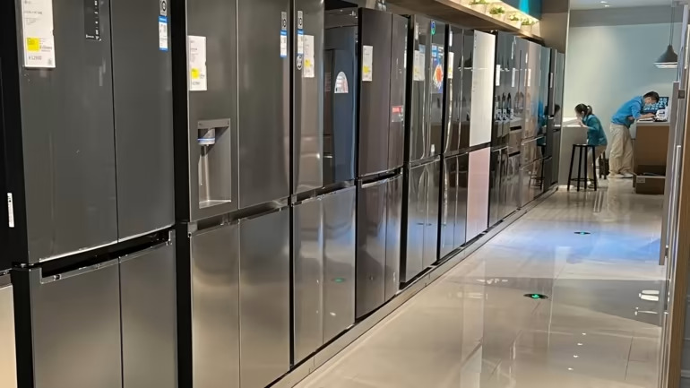 Tủ lạnh tại một cửa hàng đồ gia dụng ở Quảng Châu. (Ảnh của Yusuke Hinata)
