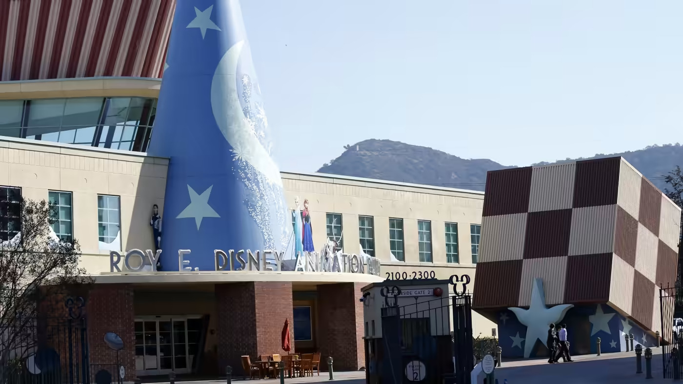 Tòa nhà Roy E. Disney Animation ở Burbank, California. Gã khổng lồ truyền thông Hoa Kỳ đặt mục tiêu mở rộng đội hình dịch vụ phát trực tuyến của mình bằng cách đào tạo những người sáng tạo ở châu Á. © Reuters