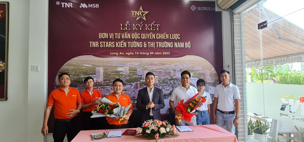 Ông Lê Duy Khánh - Giám đốc kinh doanh đại diện chủ đầu tư dự án trao hoa và quà lưu niệm cho đơn vị tư vấn tại lễ ký.