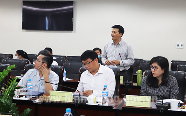 Ông Lai Xuân Đạt – Phó Giám đốc Sở Kế hoạch và Đầu tư đang trình bày về vấn đề  nâng cao chuyển đổi số