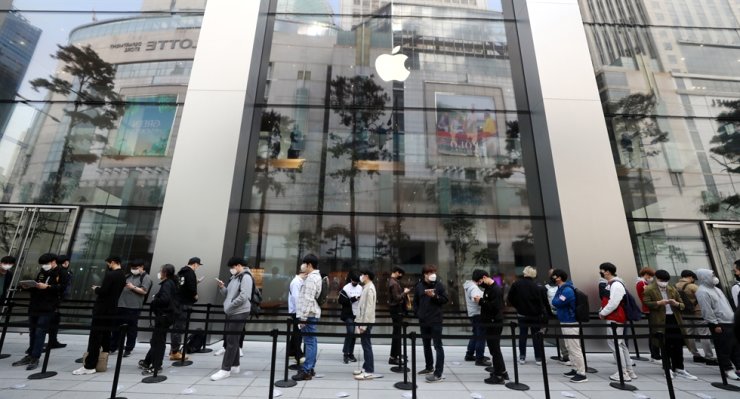 Mọi người xếp hàng dài để vào Apple Myeongdong, cửa hàng Apple thứ ba ở Hàn Quốc, khi nó bắt đầu hoạt động ở Myeongdong, trung tâm Seoul, ngày 9 tháng 4. Newsis