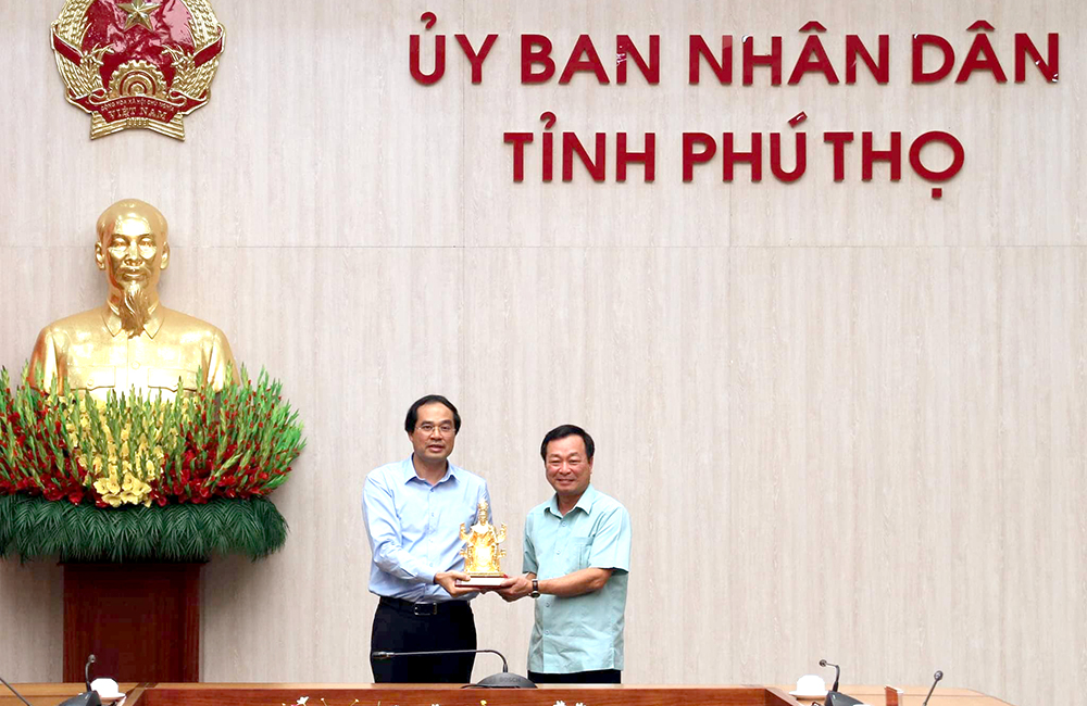 Chủ tịch UBND tỉnh Phú Thọ tằng qua lưu niệm cho Đoàn công tác tỉnh Lào Cai