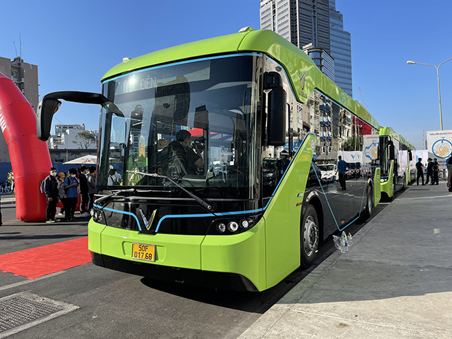 Yêu cầu doanh nghiệp vận tải Hà Nội đưa ra lộ trình thay thế xe buýt bằng năng lượng xanh