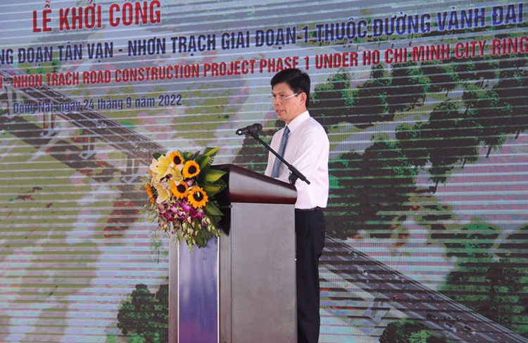 Ảnh: Thứ trưởng Bộ GTVT phát biểu tại buổi lễ khởi công.