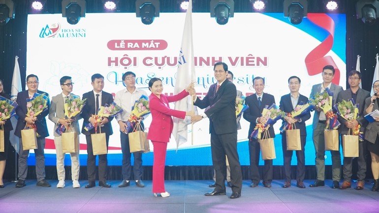 The President of Hoa Sen University presented the alumni flag to the HSU Alumni Association at a ceremony.