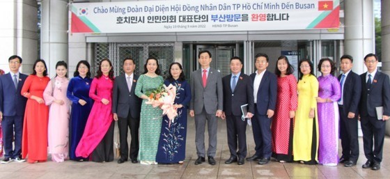 The delegation from Ho Chi Minh City's People's Council posed for a photo with the delegation from Busan.