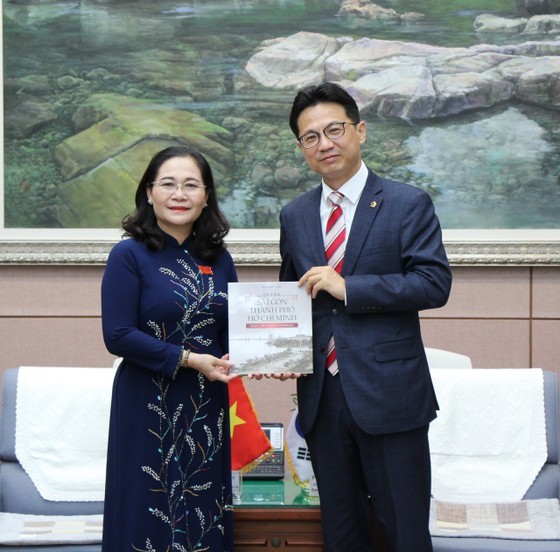 The Chairman of the People's Council of Ho Chi Minh City gives gifts to the Permanent Vice Chairman of the Busan City Council.