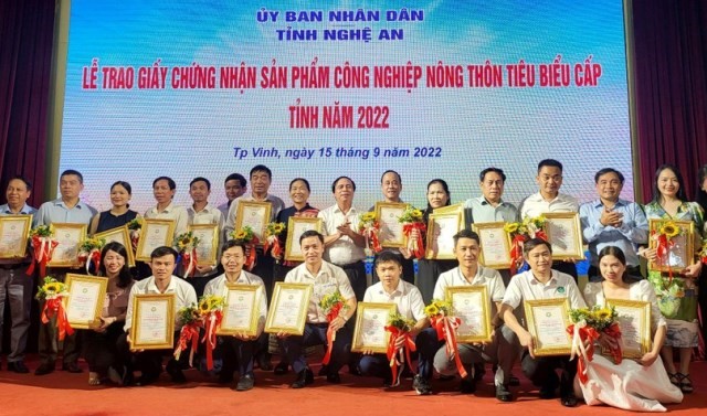 Nghe An conducted a ceremony in 2022 to give certificates for typical rural industrial items.