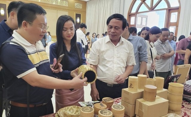 Delegates visit typical rural industrial products in 2022