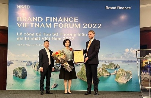 Ms Bui Thi Huong, CEO of Vinamilk, was presented with the certificate "Vinamilk - The 6th largest milk brand in the world" by a Brand Finance official.