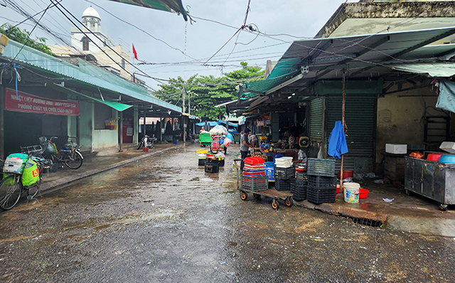 Các chợ Đà Nẵng khẩn trương thu dọn sẵn sàng đón bão Noru, mọi hoạt động kinh doanh đều đình trệ.