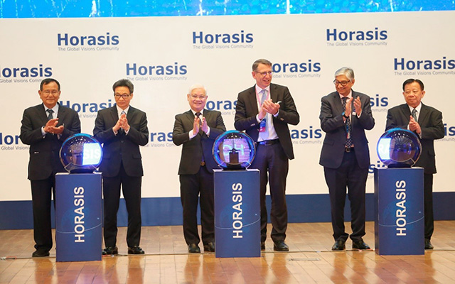 Phó Thủ tướng Vũ Đức Đam cùng các đại biểu tham gia nghi thức ấn nút khai mạc Diễn đàn hợp tác kinh tế Ấn Độ Horasis 2022