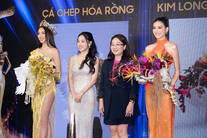 Runner-up Ngoc Thao is holding a bouquet of "Kim Long Bich Thao"(right) and Miss Thuy Tien is holding a bouquet of "Carp Turning into a Dragon" (left).